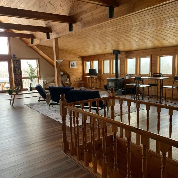 Charming barn loft - all amenities on 60 acre farm in the White Mountains of NH, hotel v destinaci Lancaster