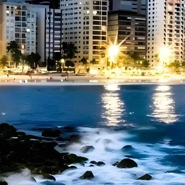 Apto Aconchegante Piscina 2 Vagas, hotel in Guarujá
