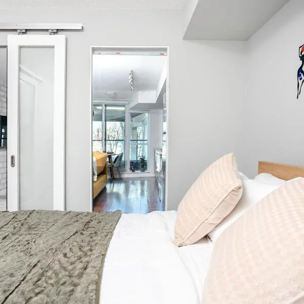 Walk to BMO Field- FIFA Fan Zone! Prime Location Condo, hotel din Toronto