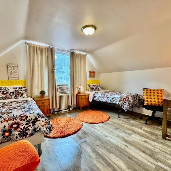Private room with two twin beds air conditioning and shared bathrooms located near SeaTac Airport and Downtown Seattle, ξενοδοχείο στο Σιάτλ