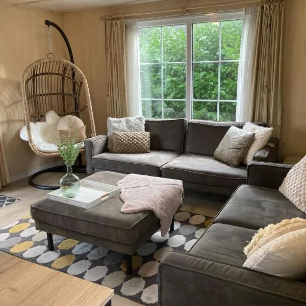 6 persoons chalet op de Veluwe bij binnen en buiten zwembad、アーネムのホテル