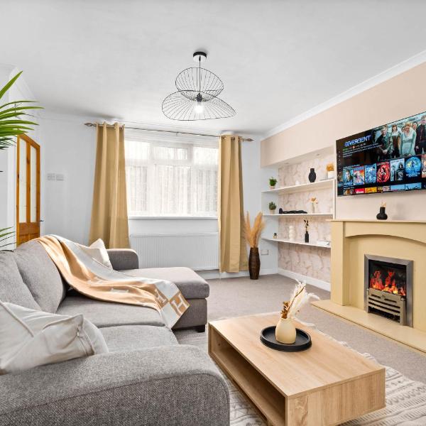 Stylish 3 Bedroom House - Garden - Pool Table - Parking 165M, Бирмингем