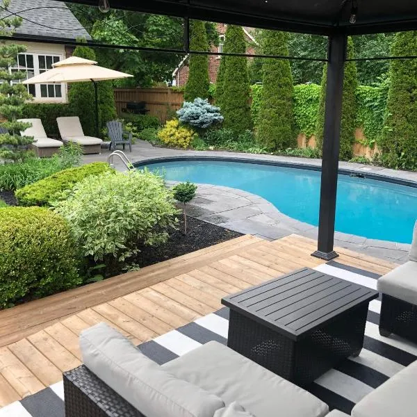 Garden Suite with Pool and Sauna, khách sạn ở Brampton
