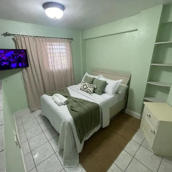 Modern North Side Hideaway with Aircon, hotel in Dick Hill