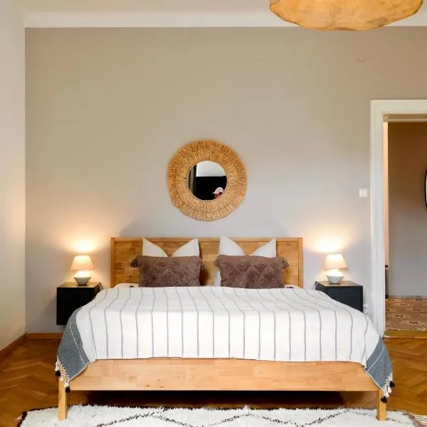 Luxury Historic City Center Apartment - Free Parking - Schlossberg View - by Casa Momo, hotel em Graz