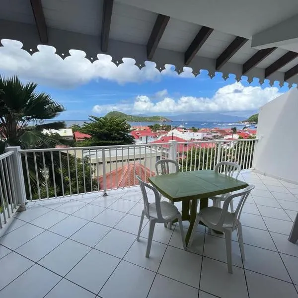 F2 confortable très belle vue baie des Saintes, grande terrasse, au calme mais très proche du débarcadère, des commerces et des différentes plages, vous pourrez circuler à pied !, hotel em Terre-de-Haut