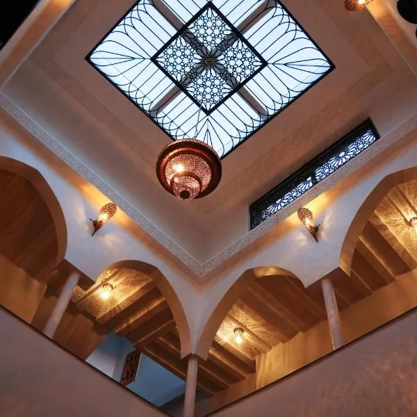 Riad Dar Aba - Clim, Wifi et Terrasse à 5min de la médina, hotel in Oujda