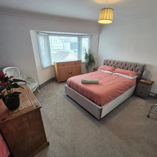 Hidden Gem near the beach with pool table, hotel in Newquay