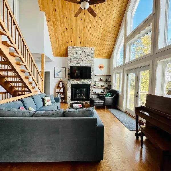 The Bear Cave Cottage at Little Kennisis Lake, Hotel in Algonquin Highlands