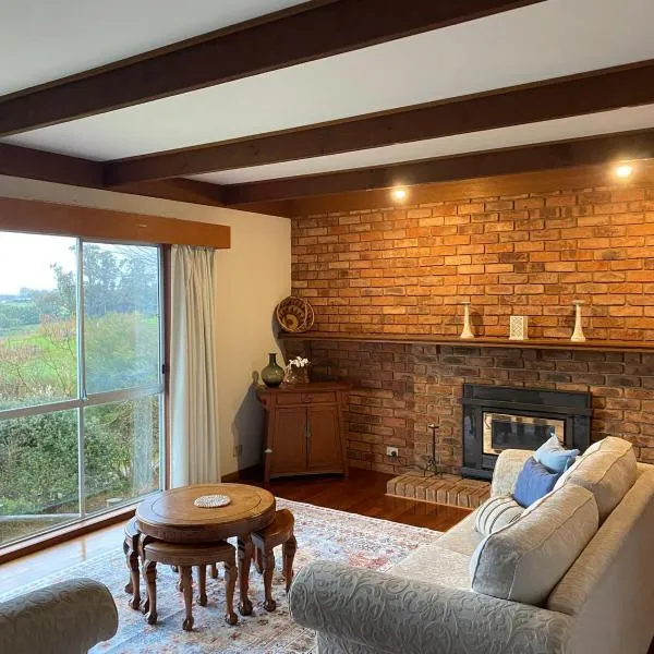 Cherry Haven farm house with a view, hôtel à Wandin East