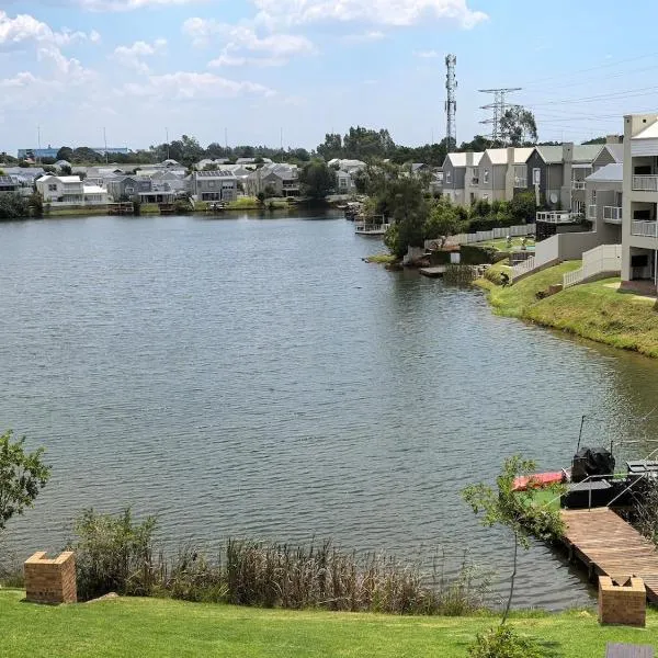 Your Perfect Escape with Breathtaking Lake Views, khách sạn ở Pretoria