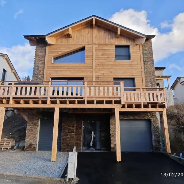 Chalet NEUF Jacuzzi Terrasse Salle jeux proche Font Romeu, hôtel à Égat