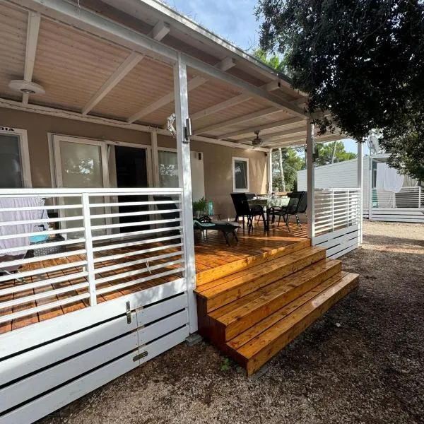 Mobile Home Nelly 787, hotel in Biograd na Moru
