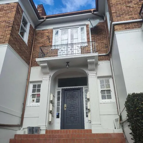 6 beds including 4 double beds and 2 single sofa beds in 1 bedroom and 1 living room apartment, hotel in Auckland