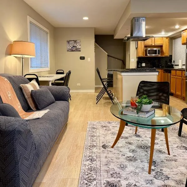Designer Themed 4 Bedroom in Best Location with Patio and Fireplace, hotel a Chicago
