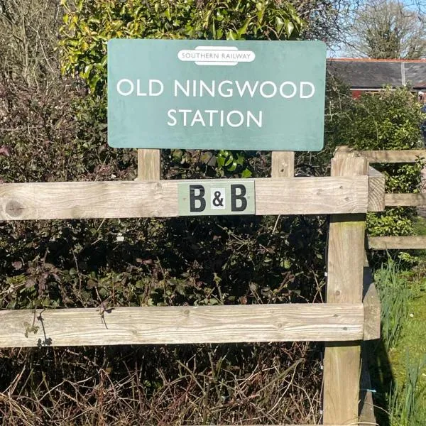 Old Ningwood Station Bed & Breakfast, Ningwood, Isle of Wight PO41 0TG, hotel v destinaci Shalfleet