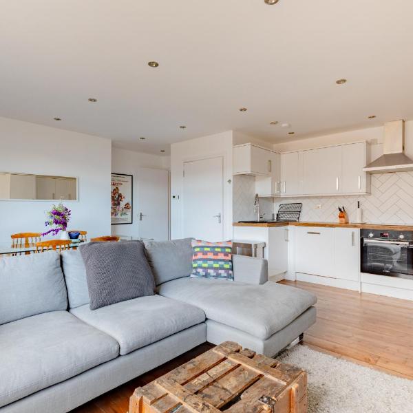 Contemporary 2BD Flat with Balcony Shoreditch, London