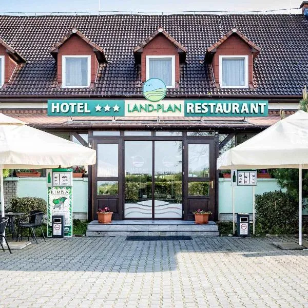 Land-Plan Hotel, hotel v destinaci Töltéstava