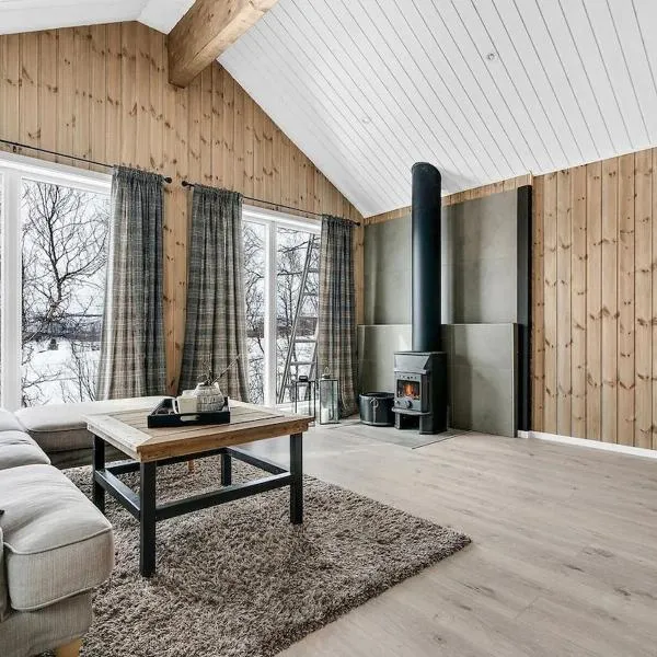Modernized standalone cabin Sørreisa - Bardufoss, hotel in Bardufoss