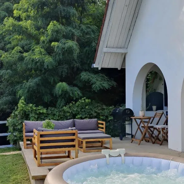 Luxury Vineyard Retreat with Private Jacuzzi, hotel v destinaci Szigetvár