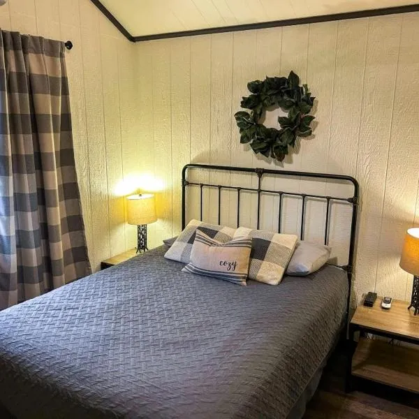 Lakefront Cabin - The Willows - 11, hotel in Mead