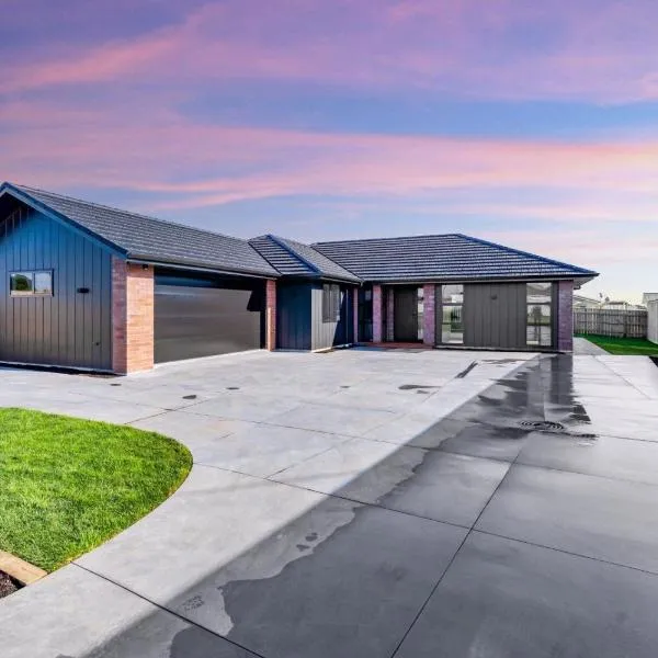 Family home, Game Zone & Outdoor Fireplace- Sleeps 10, hotel din New Plymouth