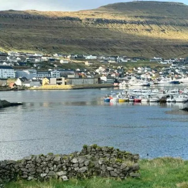 Charming house in city centre with sea view, hotel in Klaksvík