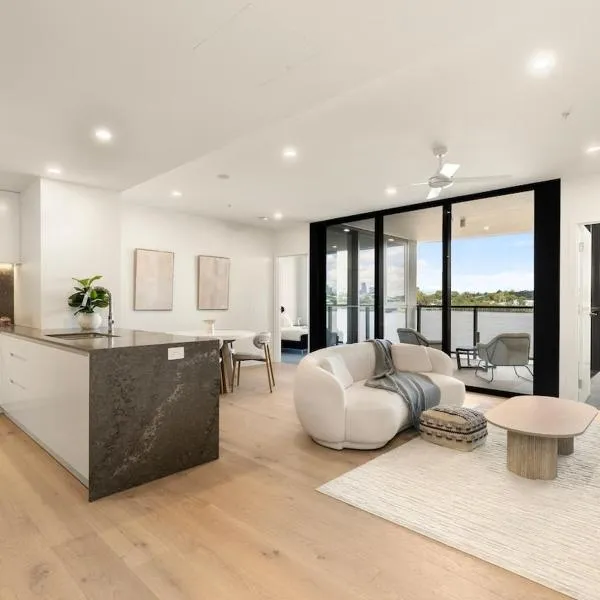 Riverfront Luxe 2Bed Pool Parking, hotel in Brisbane