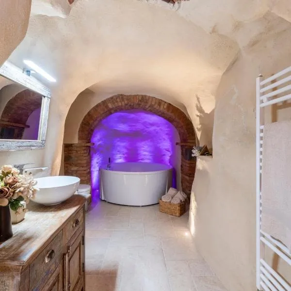 Lajatico Rentals -Grotticella House, SPA Apartment in Peccioli, hotel in Peccioli