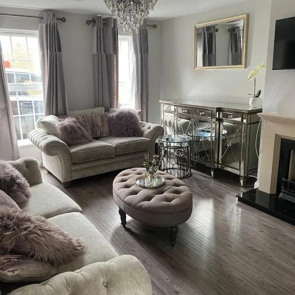 Modern 3-bed home in ideal location with 2 parking spaces, hotel in Belfast