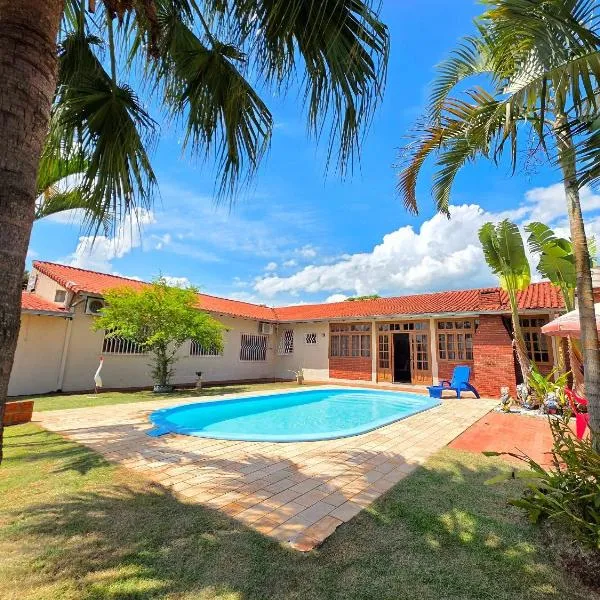 Casa 3 suítes 5km das Cataratas, hotel in Foz do Iguaçu