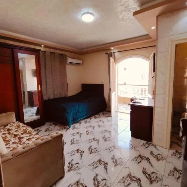 غرف و استديوهات منفصلة مفروش غرفة ماستر بحمام ومطبخ صغير لا يتشارك مع الغير اي شيء بنات فقط أو عوائل, hotel in 6th Of October