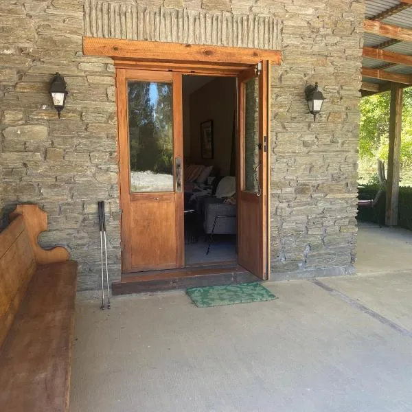 Studio 585, hotel in Alexandra