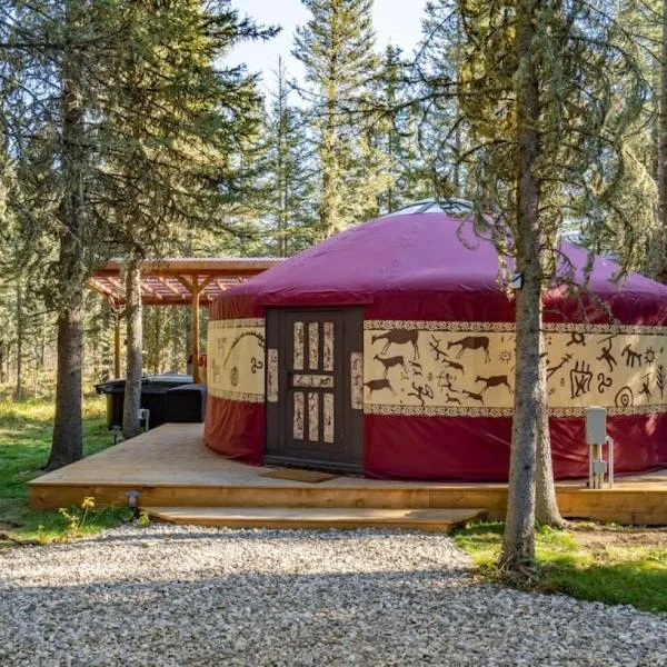 Shanti Yurt with private hot tub in Bragg Creek, hotel en Bragg Creek