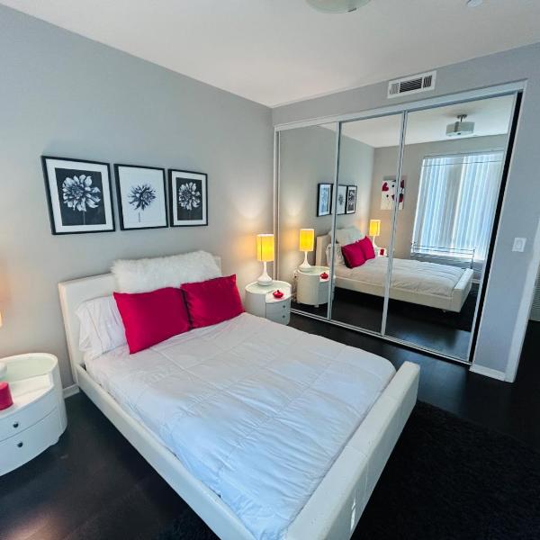 Cozy private room and bathroom in prime location with rooftop views 30 day stays or more, Los Angeles