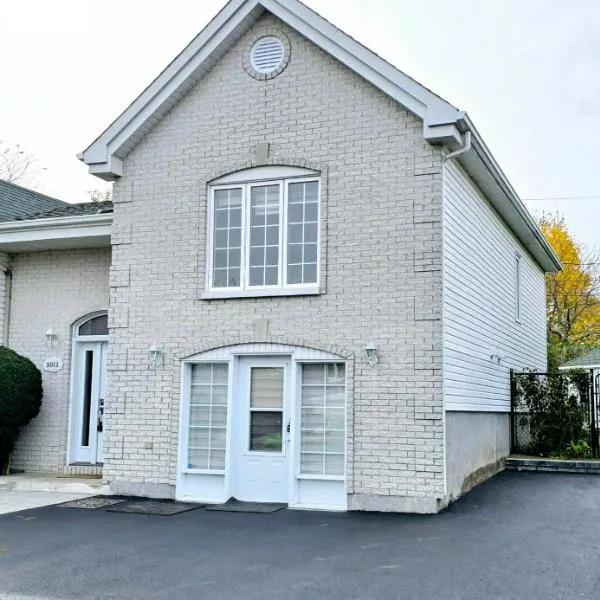 The Home Sweet Home 20 Mnt away From Airport, hotel in Vaudreuil-Dorion