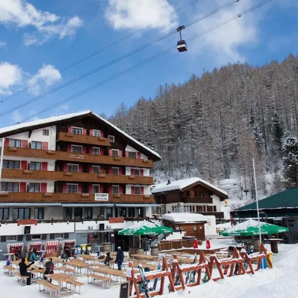 Hotel THE LARIX ski-in ski-out，薩斯費的飯店
