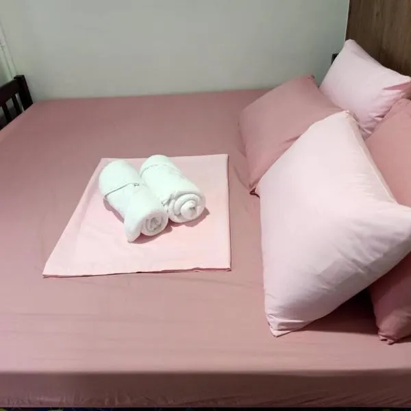 Len's Den 2 Entire Flat in Pasay City Mall of Asia Manila, hotel in Manila