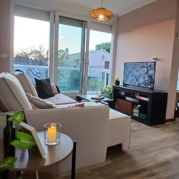 Apartamento céntrico con estacionamiento, hotel in Salto