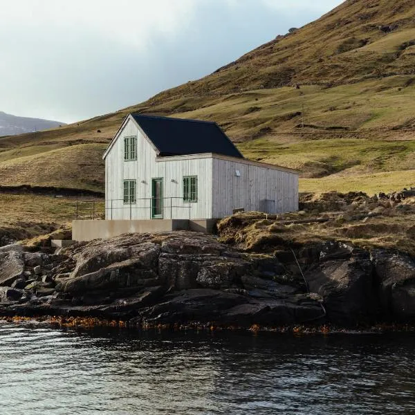 Fiskahúsið - Waterfront Cabin - Stunning Views, khách sạn ở Kaldbak