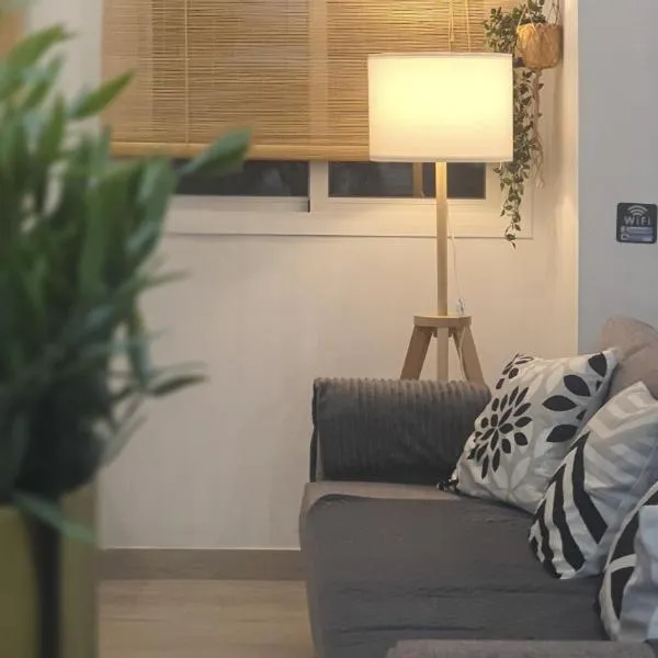 5 Apartamento de 2 habitaciones y metro, מלון בסביליה