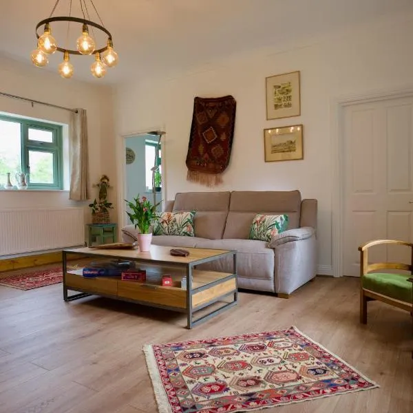 Tring Grange Cottage Sleeps 2 with Onsite Parking, hotel in Tring
