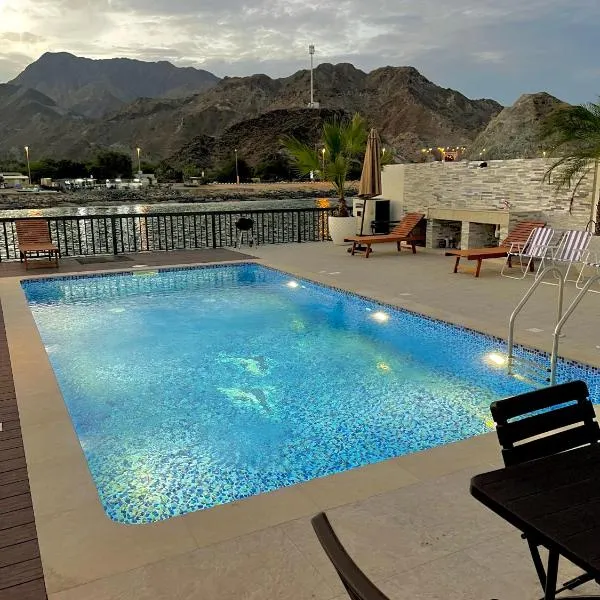 Al Dana Palma Villa - Luxury 4-bedroom villa with Heated Pool & Mountain Sea View, hotell sihtkohas Al-Fujayrah