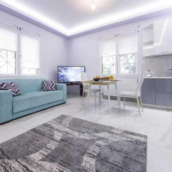 Modern fully-equipped house, 5 min walk from metro, hotel in Athens