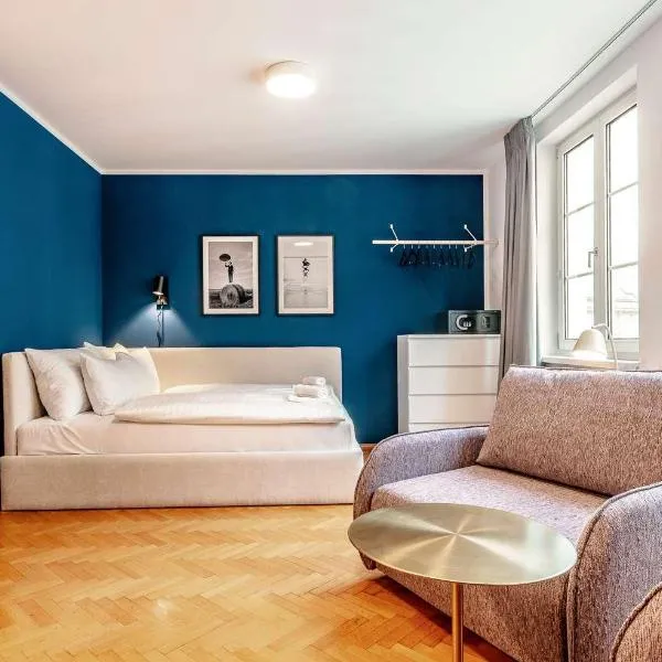 Roomy studio for 2 - 4 in hip area & free parking, hotel ve Vídni
