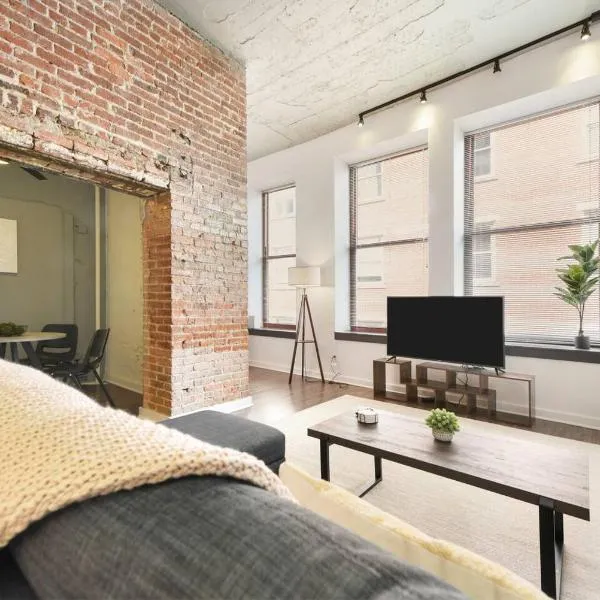 1 Br Downtown Pittsburgh With Best Roof Top View, hotel in Pittsburgh