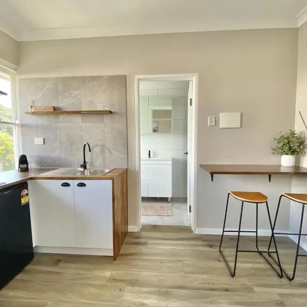 The Beach Side Micro Apartment With Free Parking, hotel in Blacksmiths