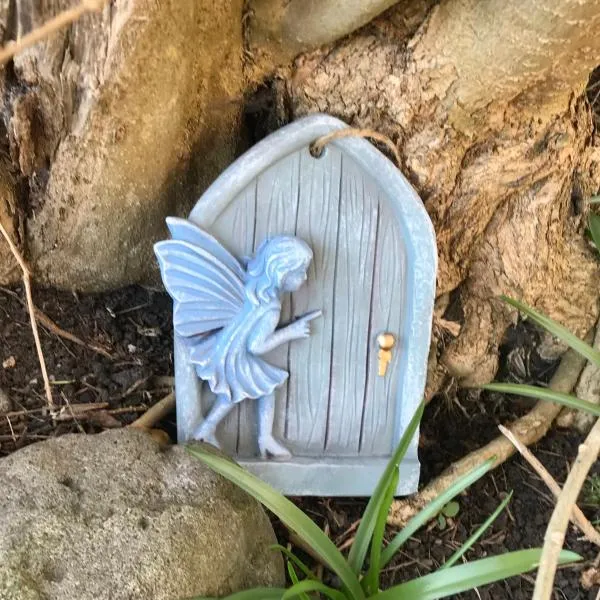 fAiRy DeLL - 247 check in Boutique hotel with cozy lockable rooms, tv, tea tray with choccies, free wifi and parking, COA, all are welcome, Hotel in Bradford