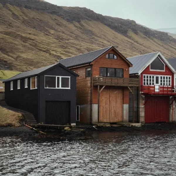 Neystastova - Boathouse Stay with Fjord Views, hotel din Hvalvík