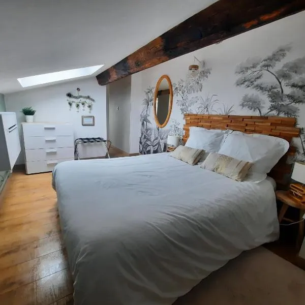 Grand appartement proche métro avec place de parking, hotel in Lyon